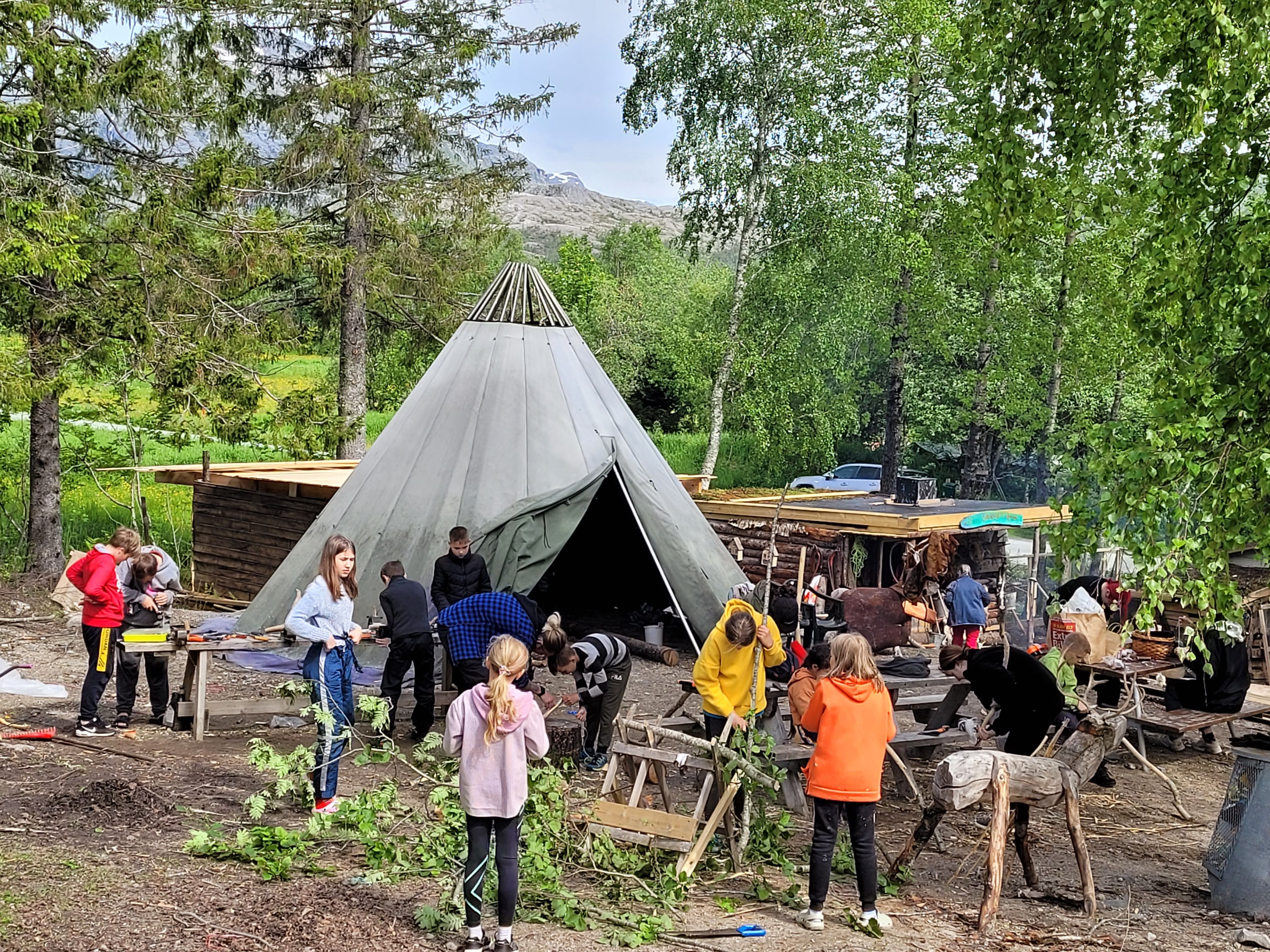 2-	Ersvika Sami Siida Ut på vidda maanide jïh noeride Bådåddjosne faalehte. Foto: Marta Valdes Richardsen, Romsan jïh Finnmarhken staatehaaltoje