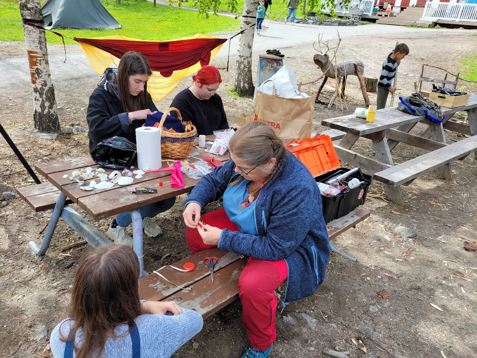 2-	Undervisning i Duodji Foto: Marta Valdes Richardsen, Statsforvalteren i Troms og Finnmark.