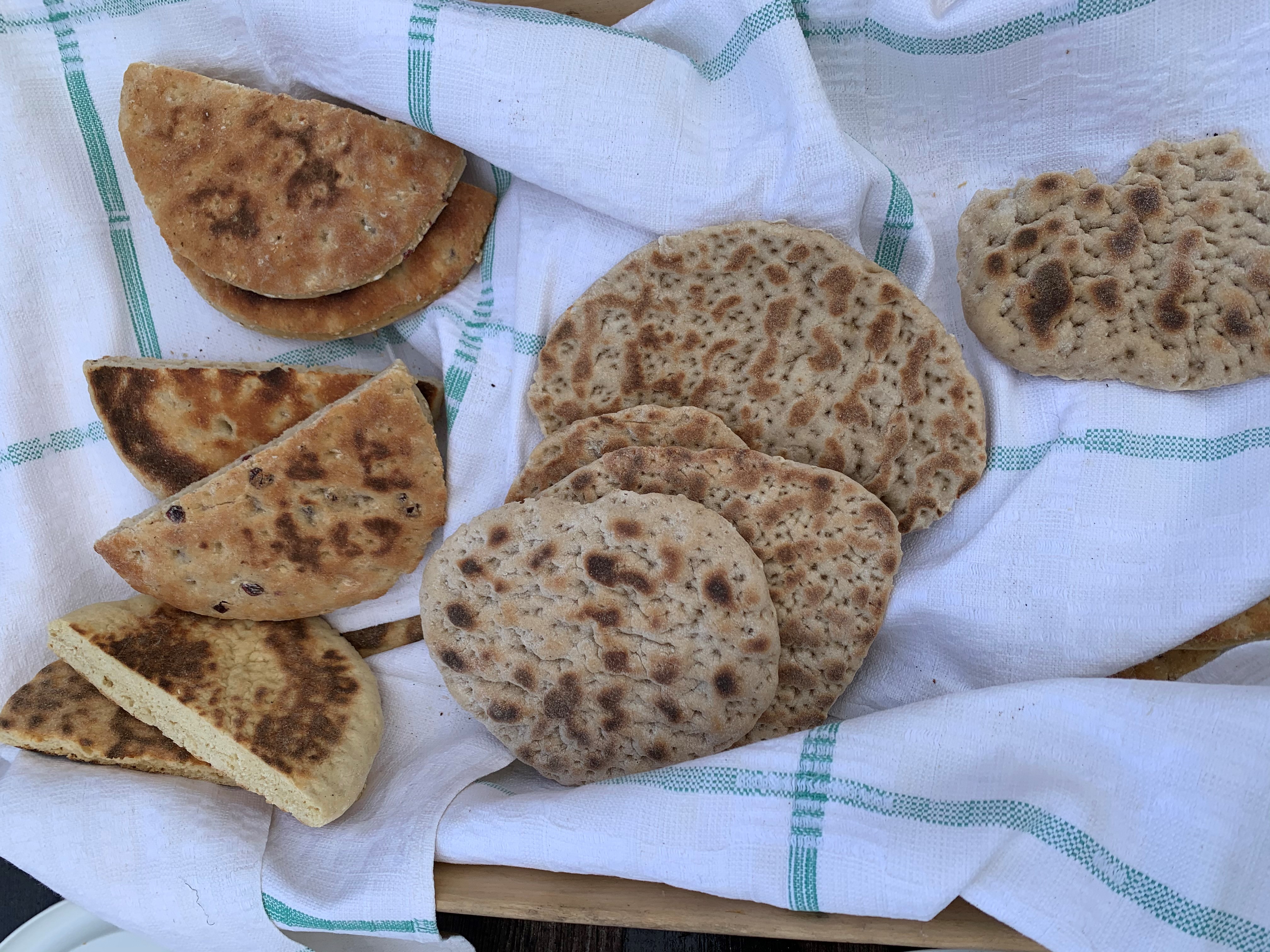 3-	Matlaging, eksempelvis av Gakko, og felles måltider er ofte en viktig del av et Ut på vidda tilbud. Foto: Ingrid Roaldsen, Statsforvalteren i Nordland.