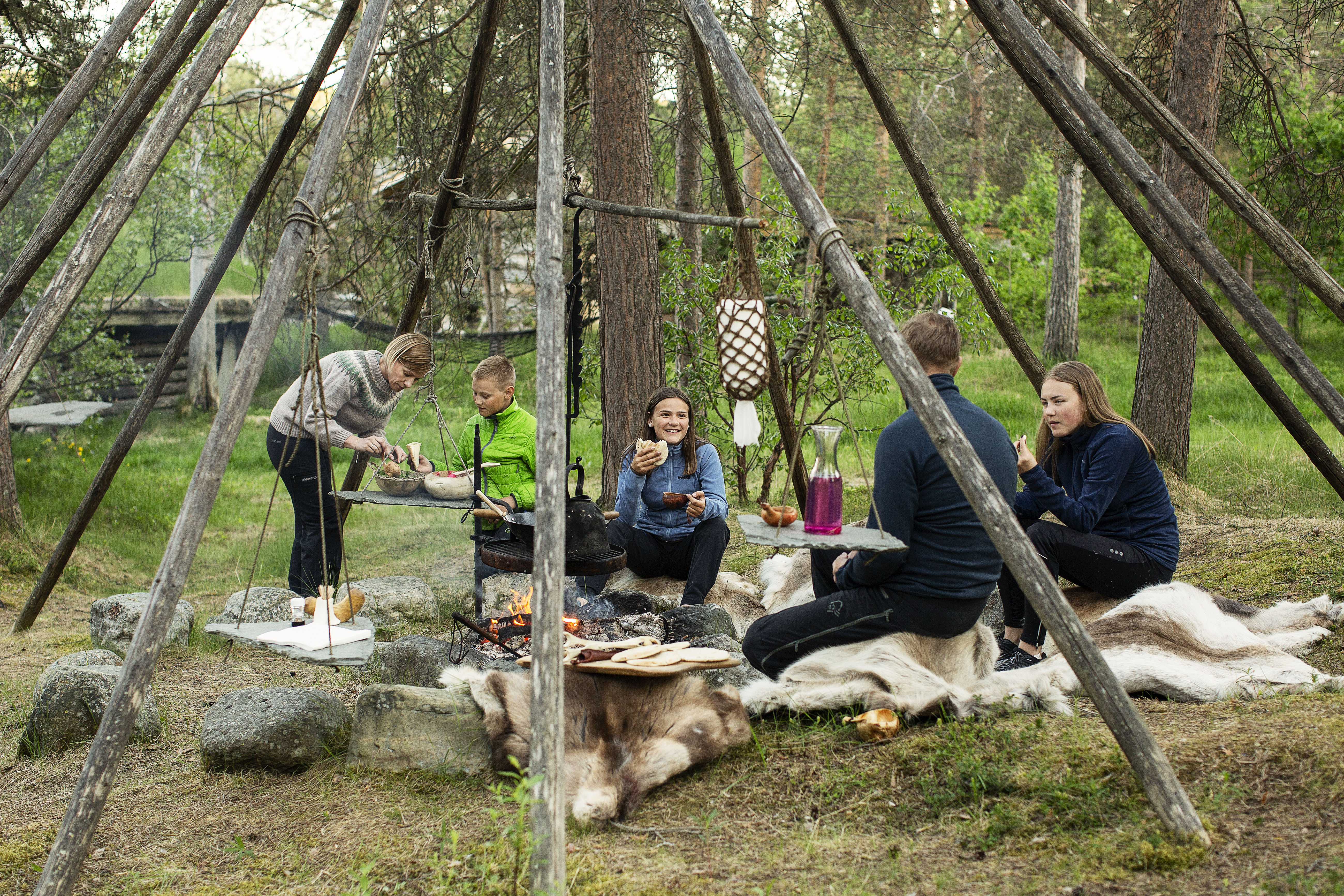 4-	Låavthgåetie jïh dålle goh lïeremesijjie. Foto:  Maria Louise Somby- www.nordnorge.com